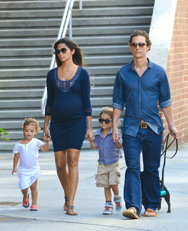 Camila Alves i Matthew McConaughey na spacerze z dziećmi (fot. Bulls)
