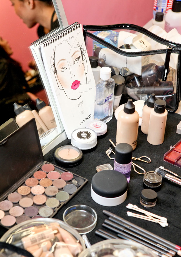 Backstage pokazu Kenzo jesień-zima 2012/2013 / fot. Imaxtree