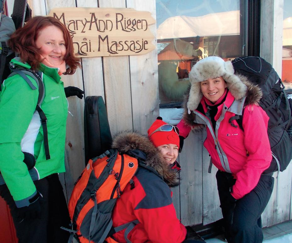 Agnieszka Siejka, Ewa Grewlingi Katarzyna Siekierzyńska przed hotelemMary-Ann’s Polarrigg w Longyearbyen. fot. archiwum prywatne