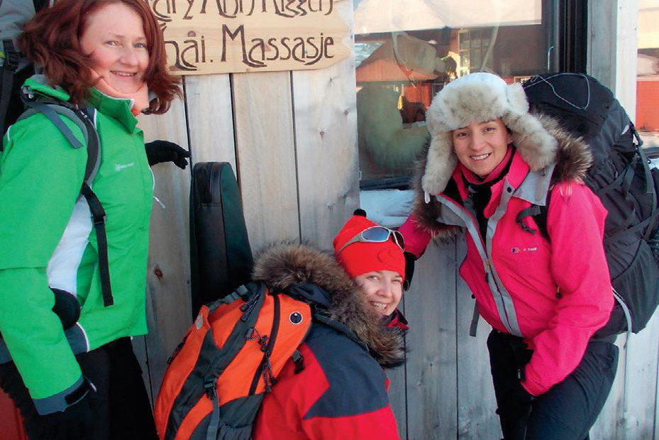 Agnieszka Siejka, Ewa Grewling
i Katarzyna Siekierzyńska przed hotelem
Mary-Ann’s Polarrigg w Longyearbyen. fot. archiwum prywatne