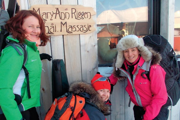 Agnieszka Siejka, Ewa Grewling
i Katarzyna Siekierzyńska przed hotelem
Mary-Ann’s Polarrigg w Longyearbyen. fot. archiwum prywatne