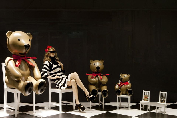 Misiowa witryna Moschino na Fashion
