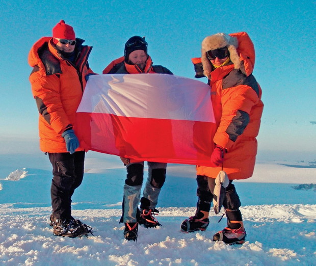 Wielka chwila. Pierwsza kobieca wyprawa z Polski na szczycie Newtontoppen. Od lewej Ewa Grewling, Agnieszka Siejka, Kasia Siekierzyńska. fot. archiwum prywatne