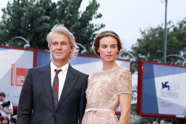 Domenico Procacci i Kasia Smutniak (w sukni Valentino) na Festiwalu Filmowym w Wenecji (fot. Bulls)