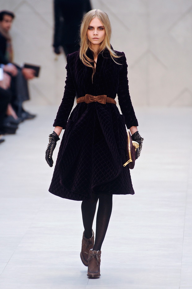 Cara Delevingne na pokazie Burberry jesień-zima 2012 (fot. Imaxtree)