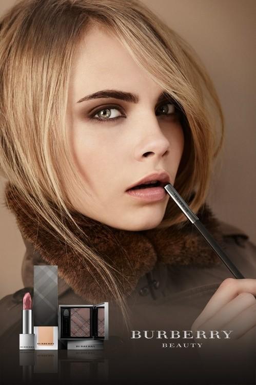 Cara Delevingne w kampanii Burberry na sezon jesień-zima 2012 (fot. serwis prasowy)