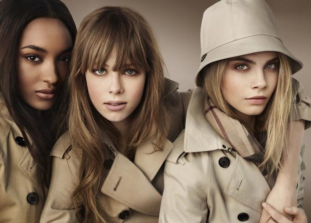 Jourdan Dunn, Edie Campbell i Cara Delevingne w kampanii Burberry w 2012 roku (fot. serwis prasowy)
