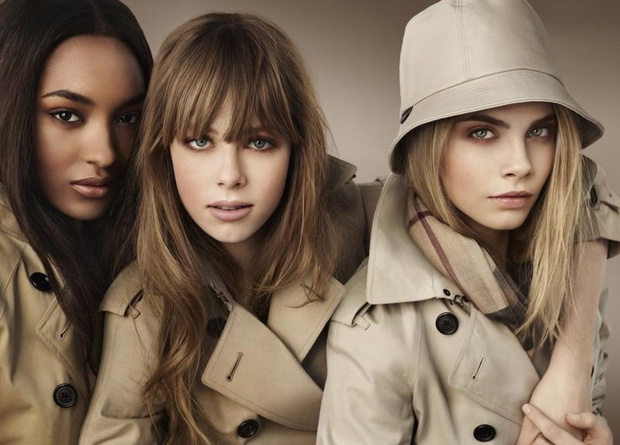 Jourdan Dunn, Edie Campbell i Cara Delevingne w kampanii Burberry w 2012 roku (fot. serwis prasowy)