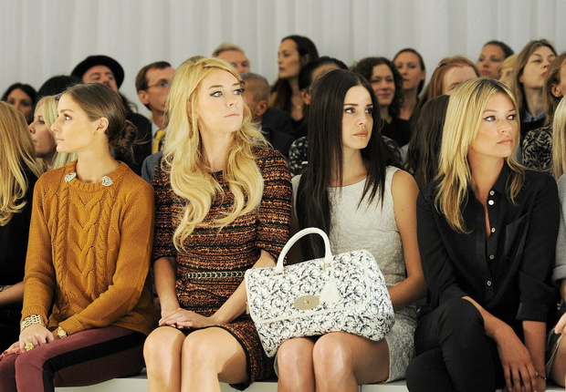 Lana Del Rey (z torebką Del Rey) i Kate Moss na pokazie Mulberry wiosna-lato 2013 (fot. FB Mulberry)