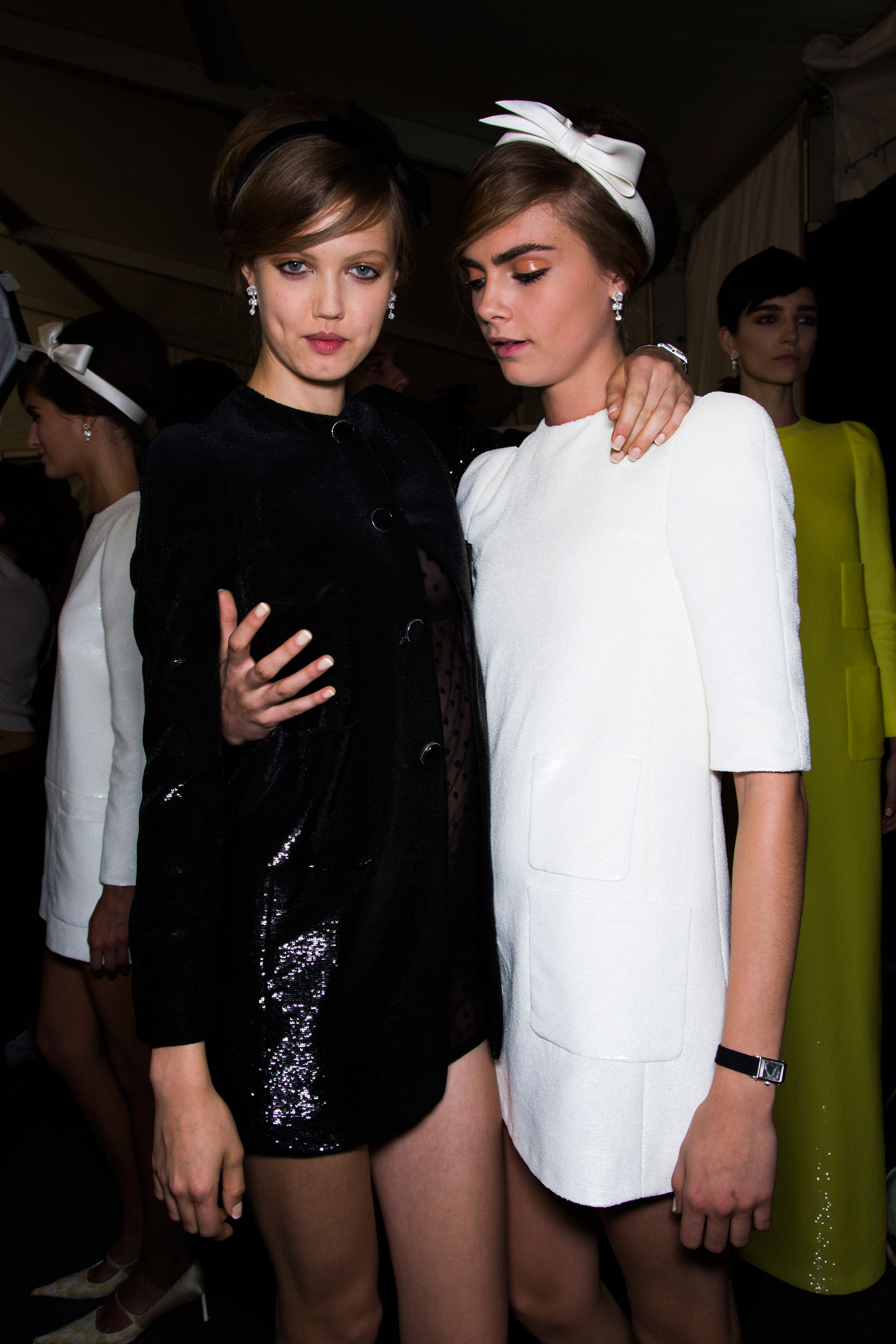 Lindsey Wixson i Cara Delevingne Backtage Louis Vuitton wiosna-lato 2013 / fot. Imaxtree