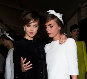 Lindsey Wixson i Cara Delevingne
Backtage Louis Vuitton wiosna-lato 2013 / fot. Imaxtree