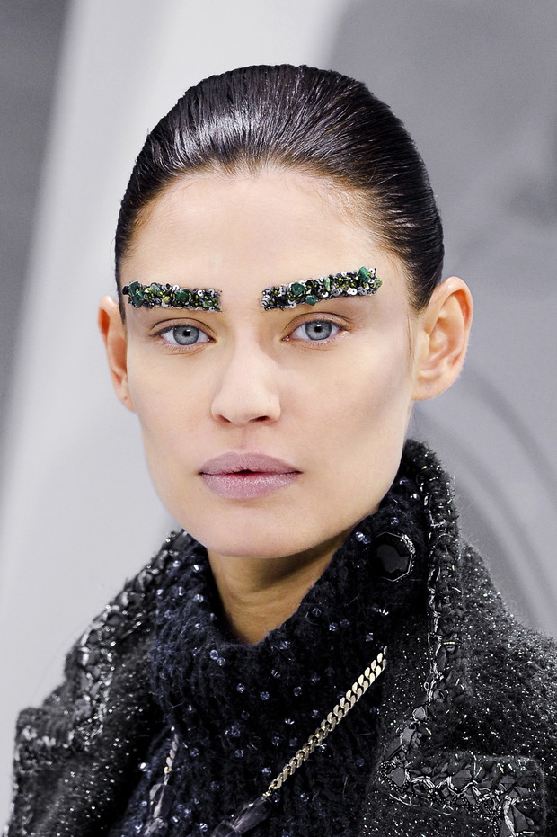 Fryzury: Chanel jesień-zima 2012/2013, fot. Imaxtree