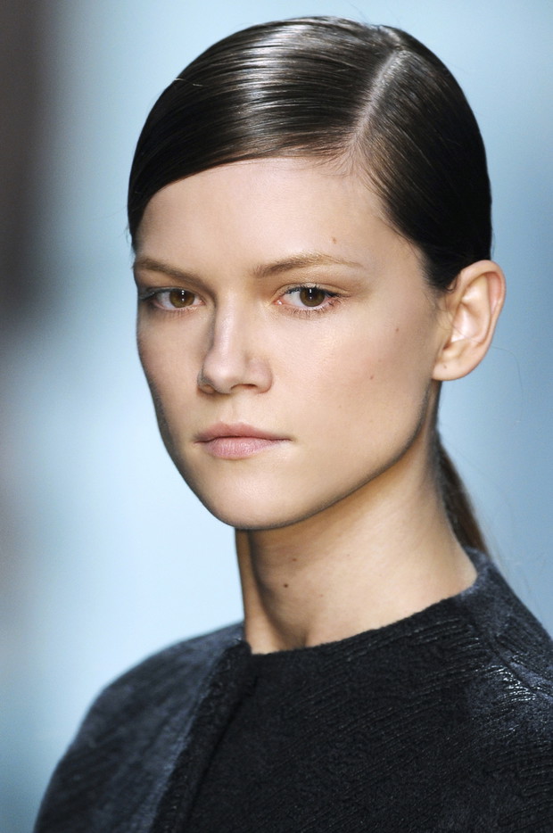 Fryzury: Dior jesień-zima 2012/2013 / fot. Imaxtree
