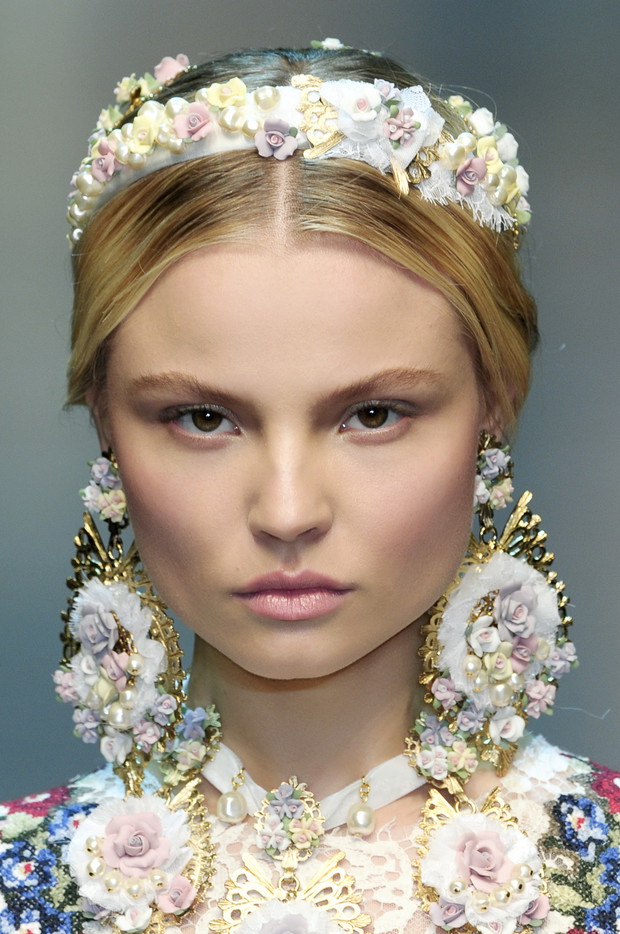 Fryzury: Dolce & Gabbana jesień-zima 2012/2013 / fot. Imaxtree