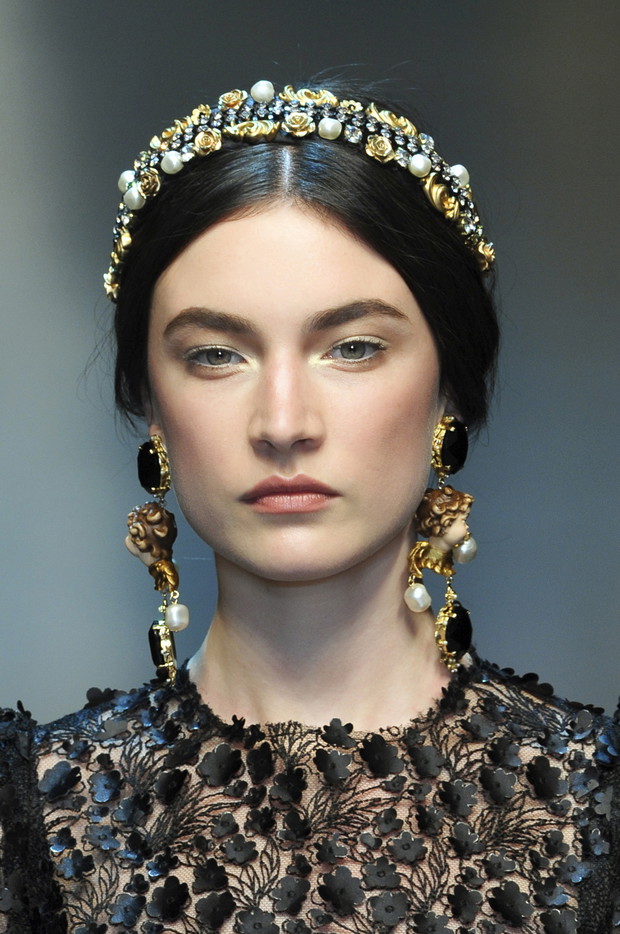 Fryzury: Dolce & Gabbana jesień-zima 2012/2013 / fot. Imaxtree