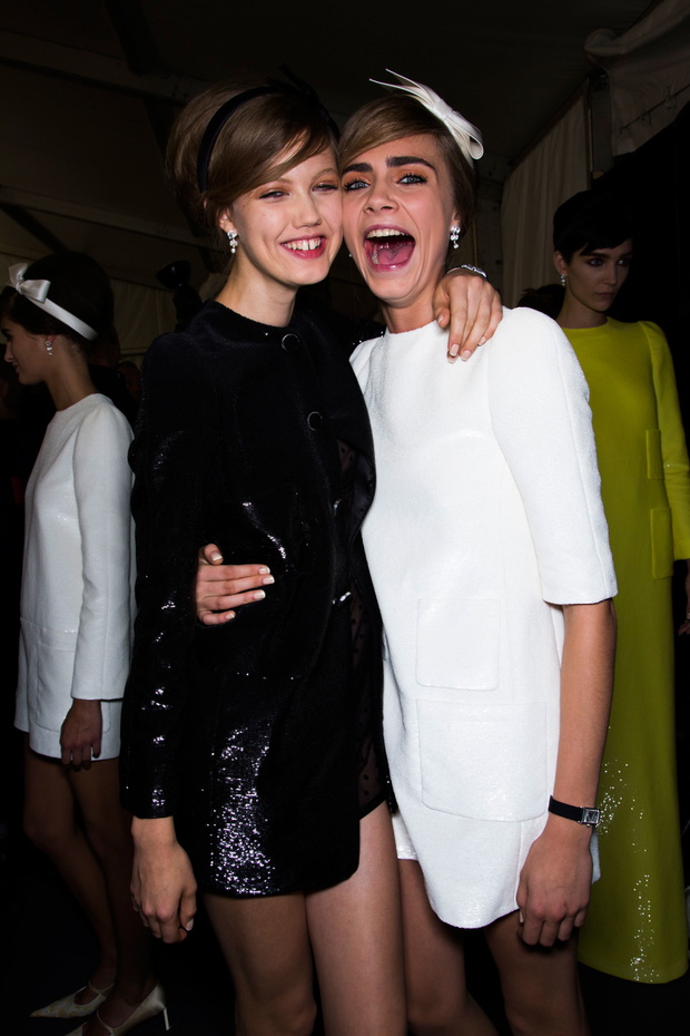 Lindsey Wixson i Cara Delevingne Backtage Louis Vuitton wiosna-lato 2013 / fot. Imaxtree