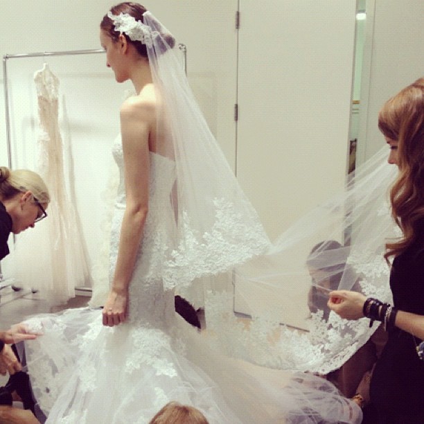 Suknie ślubne Monique Lhuillier 2013: backstage pokazu