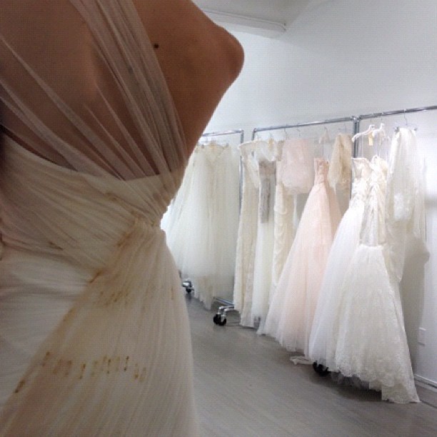 Suknie ślubne Monique Lhuillier 2013: backstage pokazu