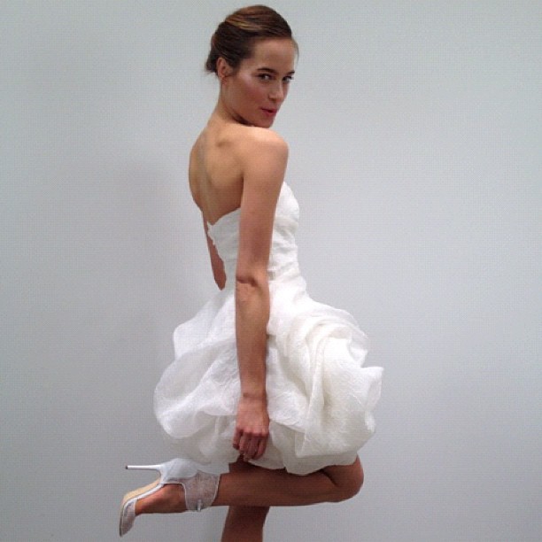 Suknie ślubne Monique Lhuillier 2013: backstage pokazu