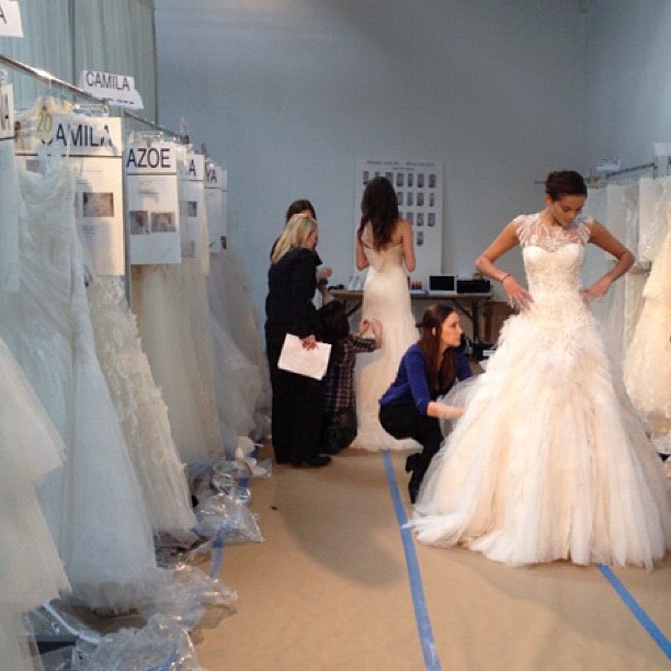 Suknie ślubne Monique Lhuillier 2013: backstage pokazu