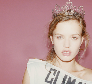Georgia May Jagger w biżuterii Vivienne Westwood