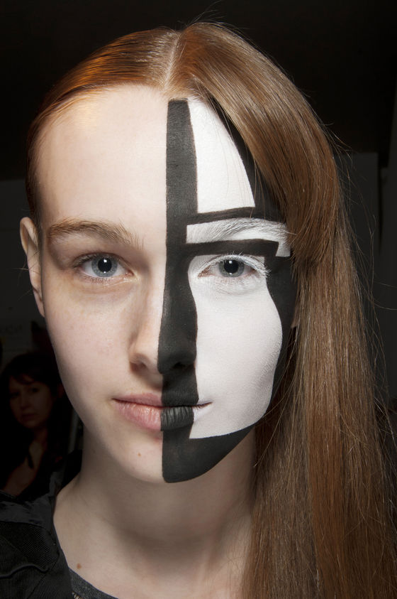 backstage-bernhard-willhelm-jesien-zima-2012-2013-fot-imaxtree1-7a40a9d