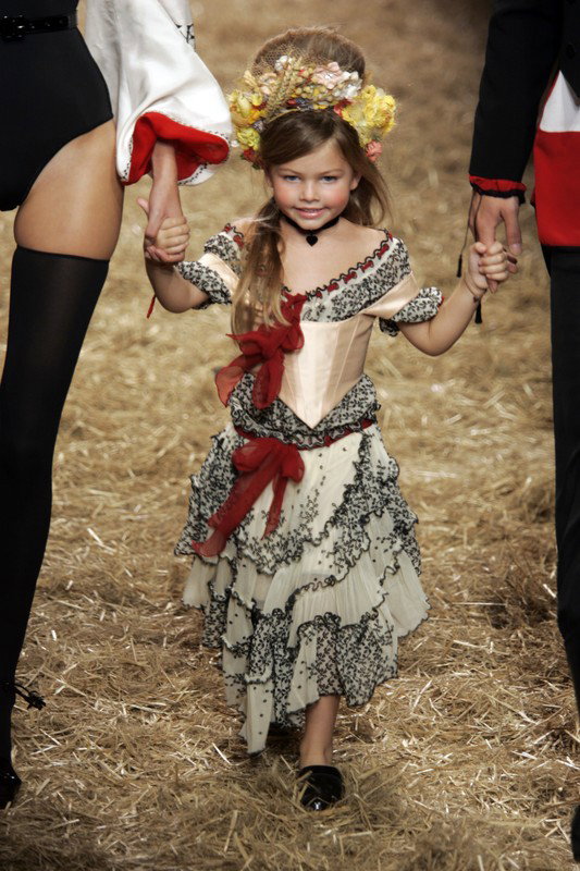 Thylane Blondeau w pokazie Jean-Paul Gaultier, rok 2005 / fot. East News