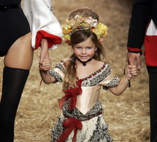 Thylane Blondeau w pokazie Jean-Paul Gaultier, rok 2005 / fot. East News