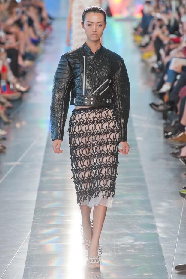 balenciaga-wybiera-christophera-kane-a28-55595dd