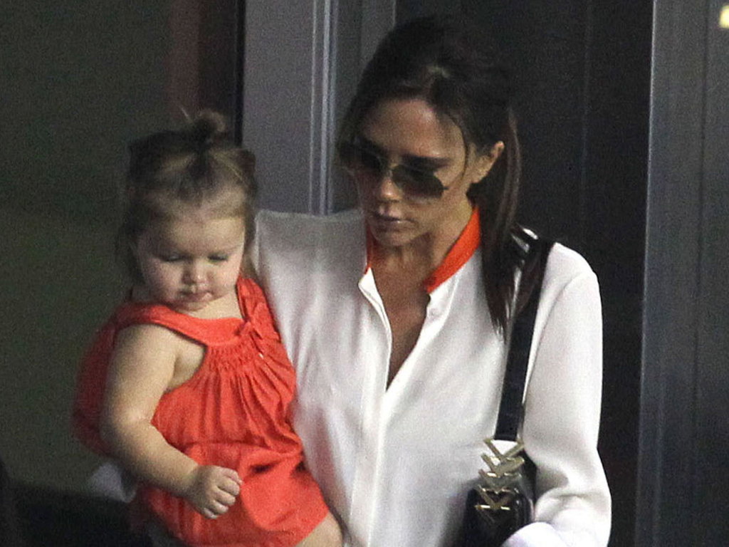 Mała Harper Beckham stylizuje swoją mamę (fot. Cover Media)