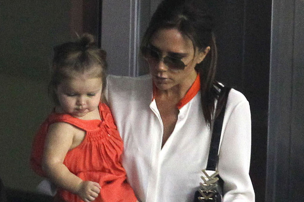 Mała Harper Beckham stylizuje swoją mamę (fot. Cover Media)