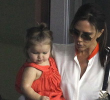 Mała Harper Beckham stylizuje swoją mamę (fot. Cover Media)