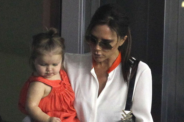 Mała Harper Beckham stylizuje swoją mamę (fot. Cover Media)