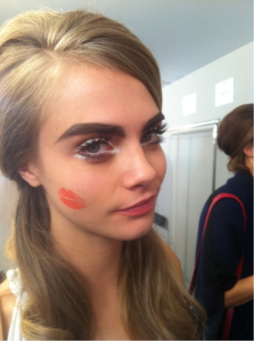 Cara Delevingne - róźne twarze modelki roku