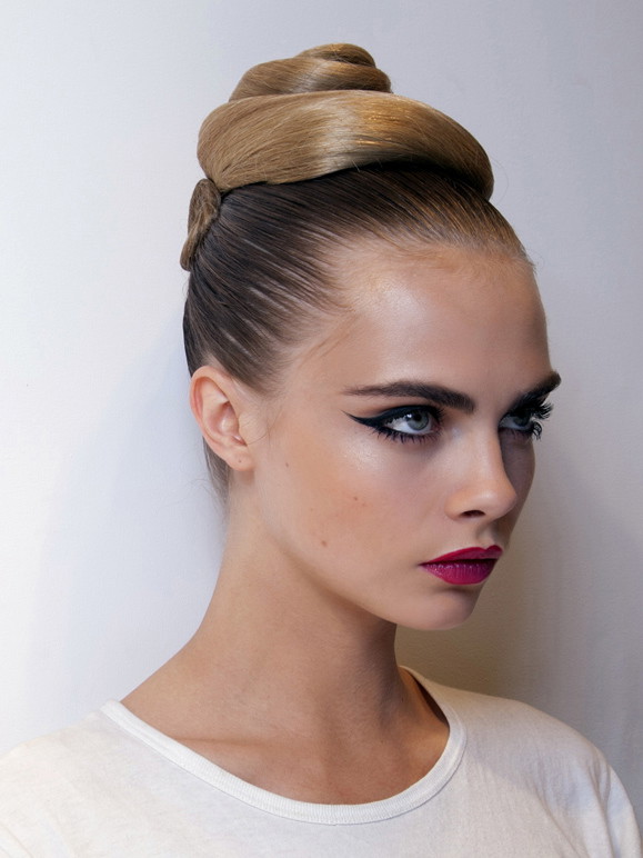 Cara Delevingne - róźne twarze modelki roku