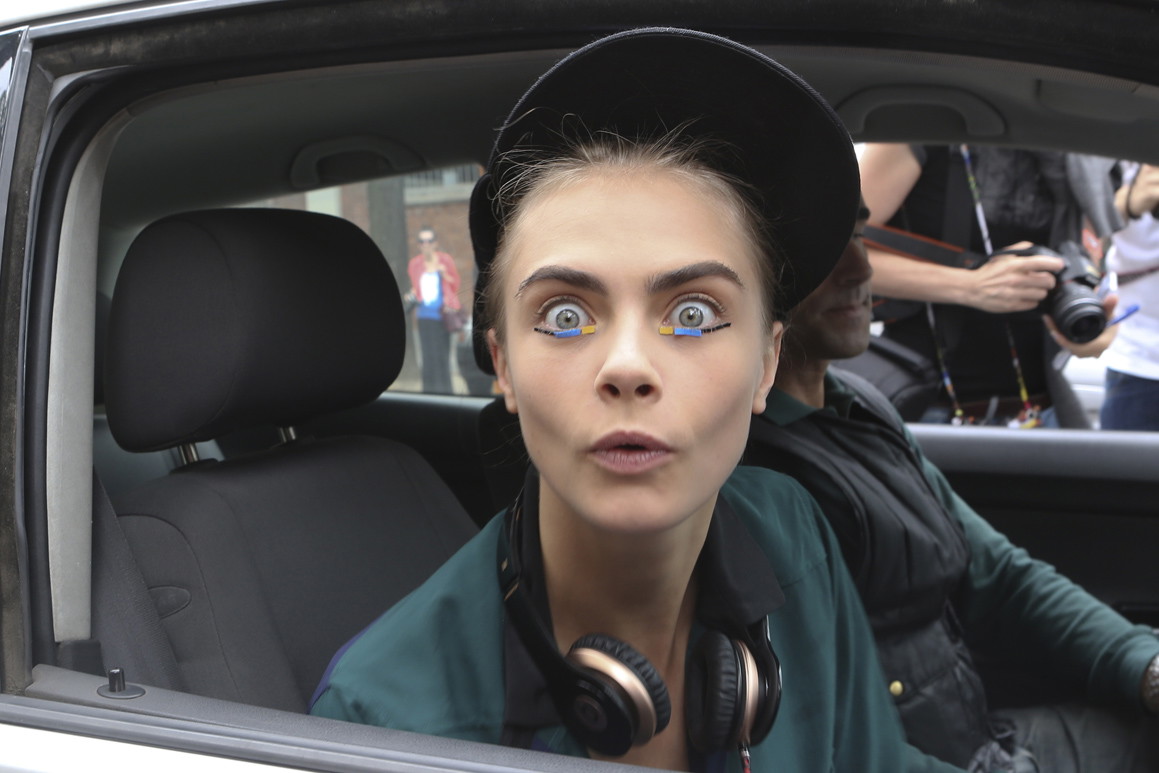 Cara Delevingne - róźne twarze modelki roku