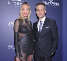 Aleksandra (w sukni Agnieszki Maciejak) i Michał Żebrowscy na premierze filmu "Sęp" (fot. Akpa)