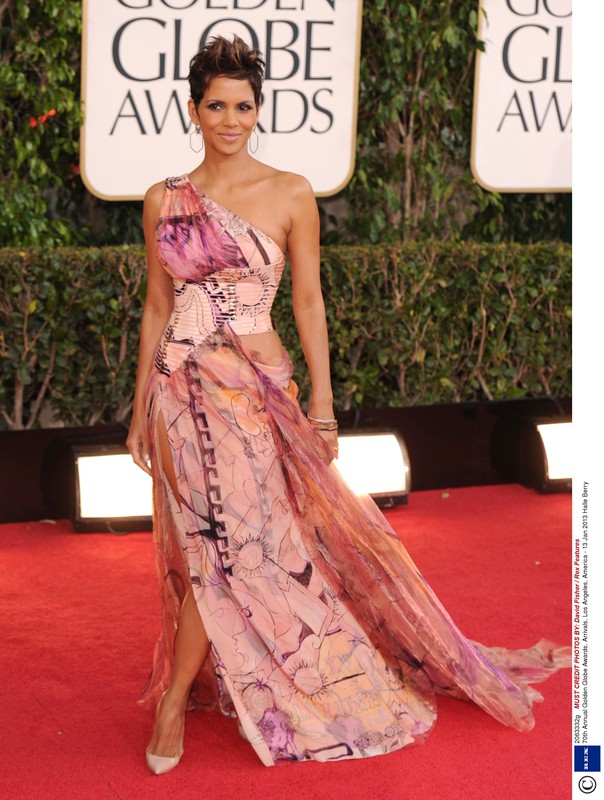 Halle Berry w sukni Atelier Versace na rozdaniu Złotych Globów 2013, fot. East News