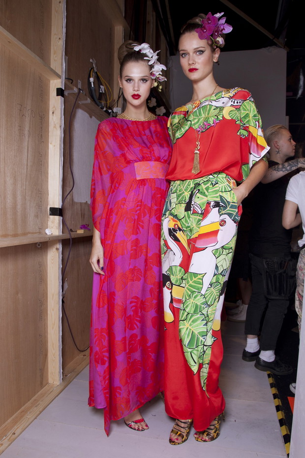 Anais Pouliot i JAc jako Japonki z pokazu Issa, fot. Imaxtree