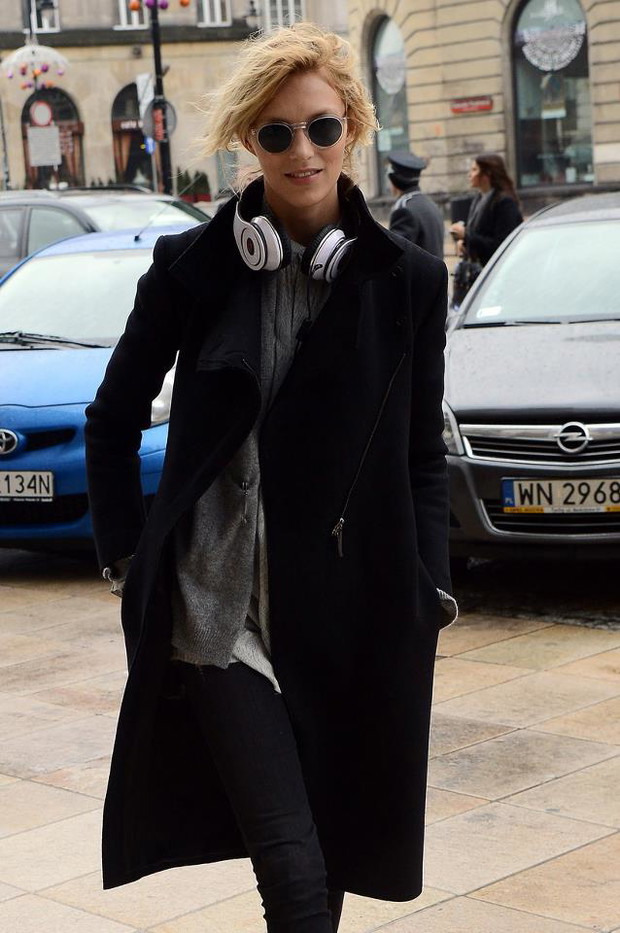 Anja Rubik w Warszawie (w stylizacjach od Balmain)