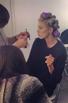 Anja Rubik w Warszawie (w stylizacjach od Balmain)