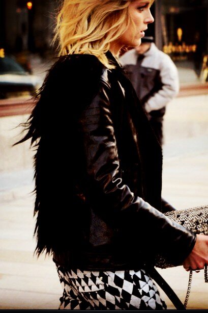 Anja Rubik w Warszawie (w stylizacjach od Balmain)