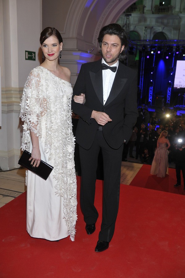 Karolina Malinowska w sukni Tomaotomo i Olivier Janiak na 15. Charytatywnym Balu Dziennikarzy, fot. Akpa