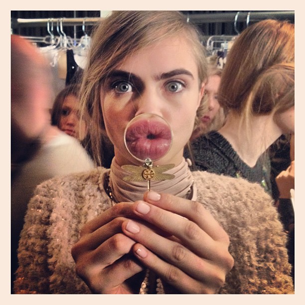 Cara Delevingne tweetuje z Fashion Week New York