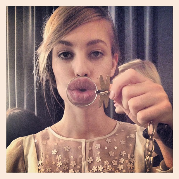 Cara Delevingne tweetuje z Fashion Week New York