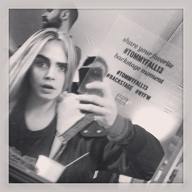 Cara Delevingne tweetuje z Fashion Week New York