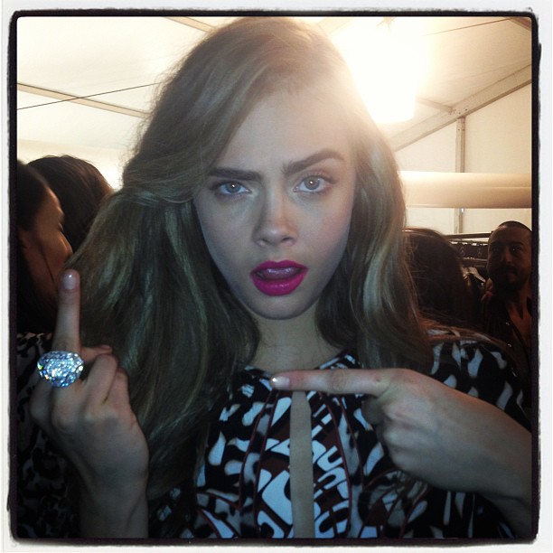 Cara Delevingne tweetuje z Fashion Week New York