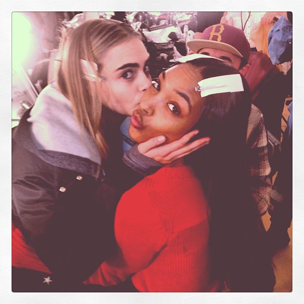 Cara Delevingne tweetuje z Fashion Week New York