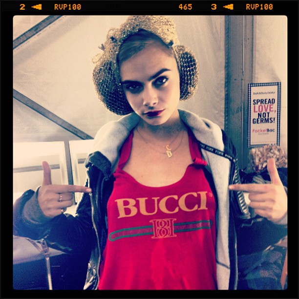 Cara Delevingne tweetuje z Fashion Week New York