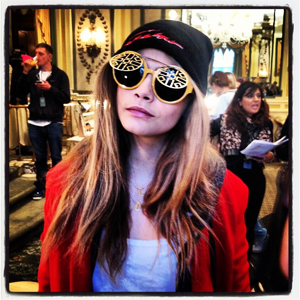 Cara Delevingne tweetuje z Fashion Week New York